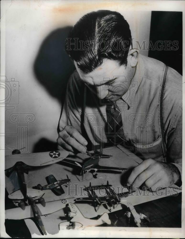 1942 Press Photo San Quentin Prison Inmates Build Model Airplanes - Historic Images