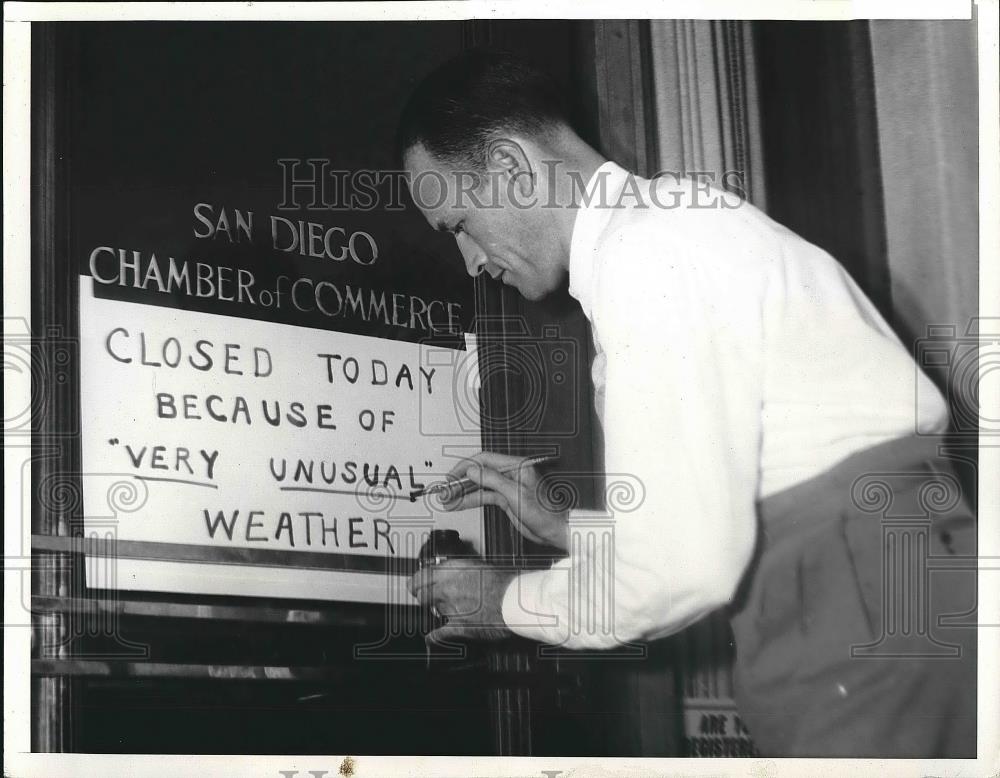1939 Press Photo Arnold Klaus closing his Office because of Unusual Weather. - Historic Images