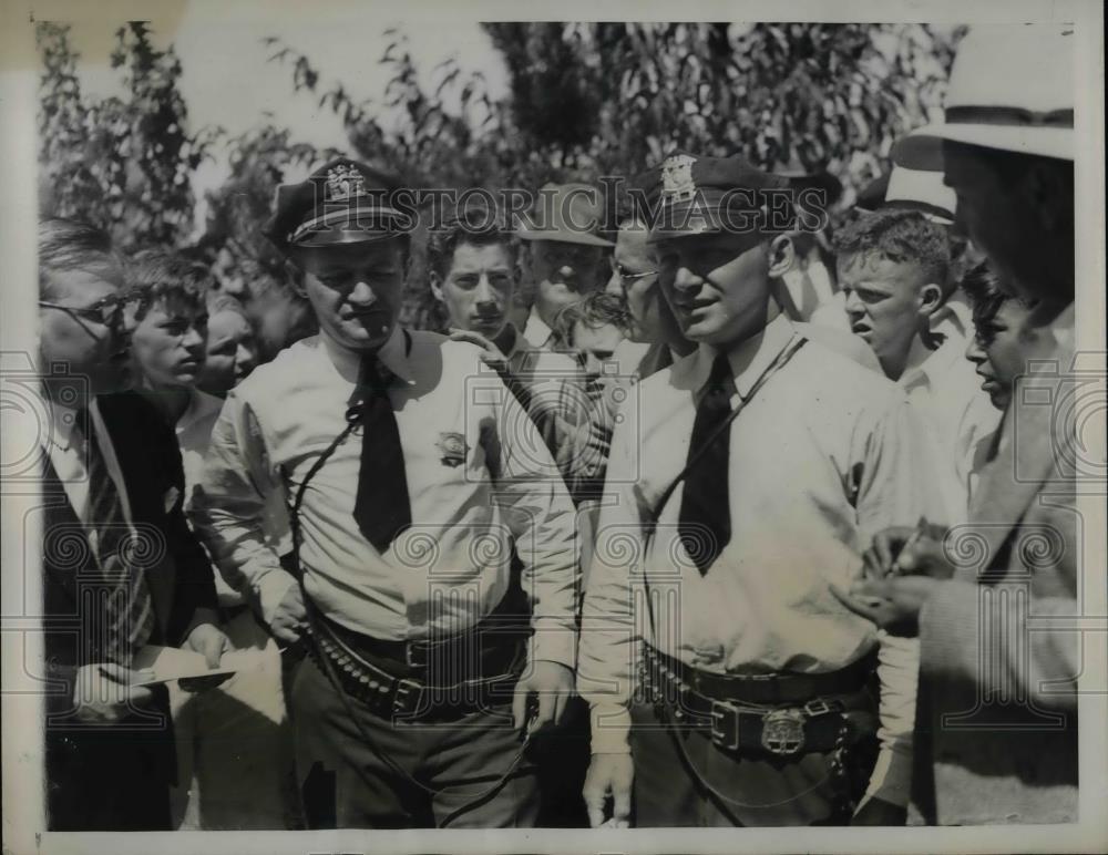 1934 Press Photo Policemen George Hogan and Roselle Denkel found Bobby Connor - Historic Images