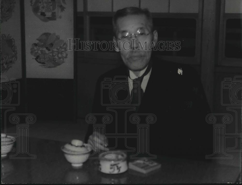 1940 Press Photo Baron Kiichiro Hiranume eating at restaurant - nea68971 - Historic Images