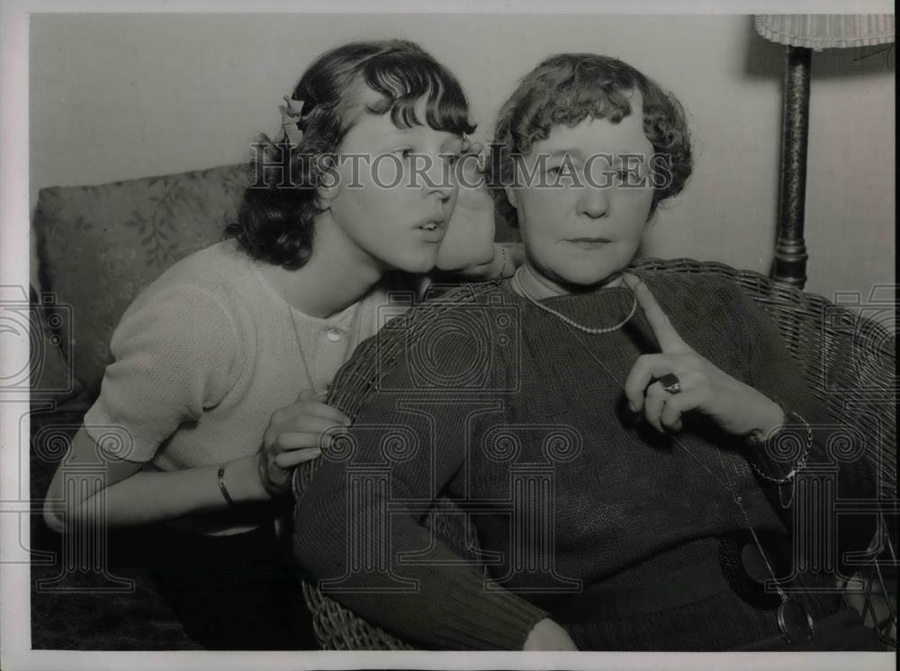 1937 Press Photo Mrs. Josephine Kaumanns and her daughter Barbara at hospital - Historic Images