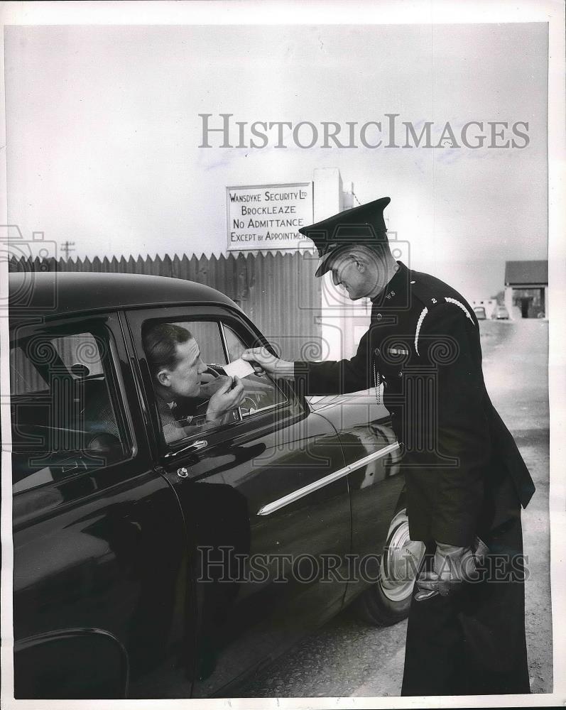 1955 Press Photo Security Officer Donald Beattie Checking Credentials at Gate - Historic Images