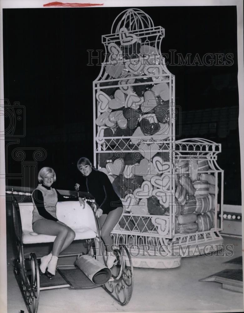1967 Press Photo Barbara Wilson &amp; Glenda Brenner for skating show - nea66686 - Historic Images
