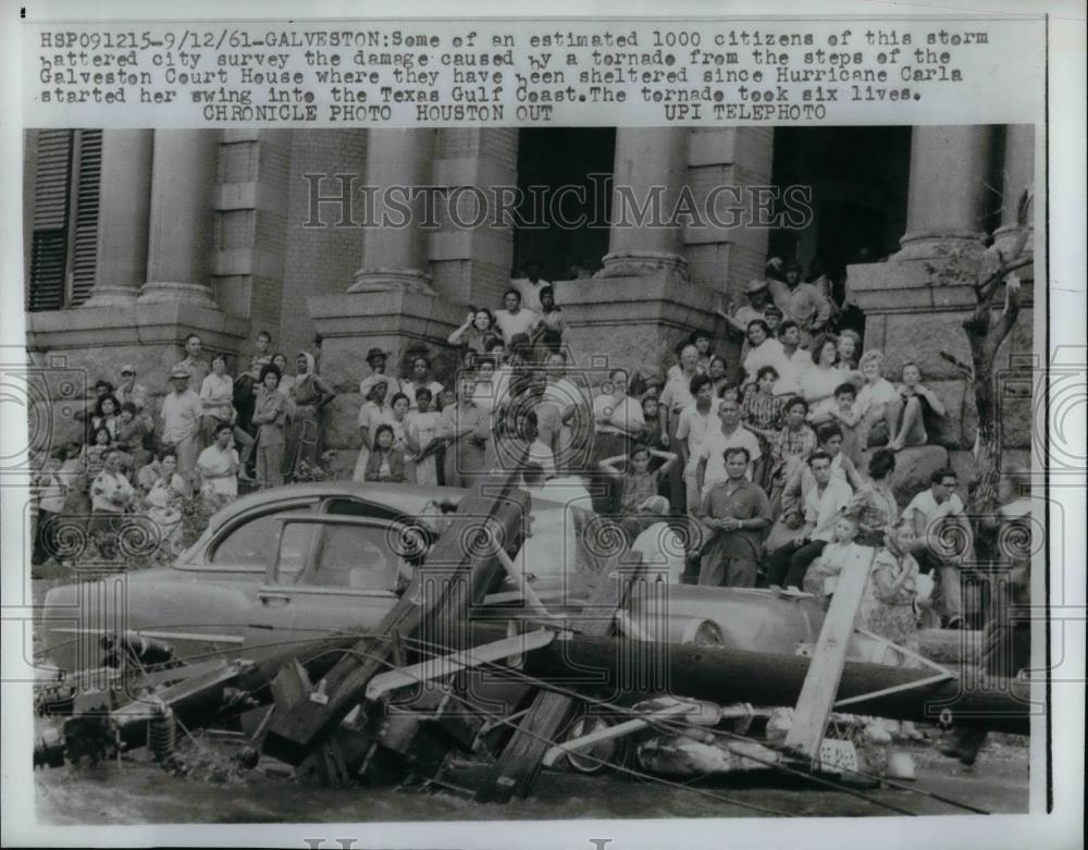 1961 Press Photo citizens gather at Galveston Court House after tornado - Historic Images