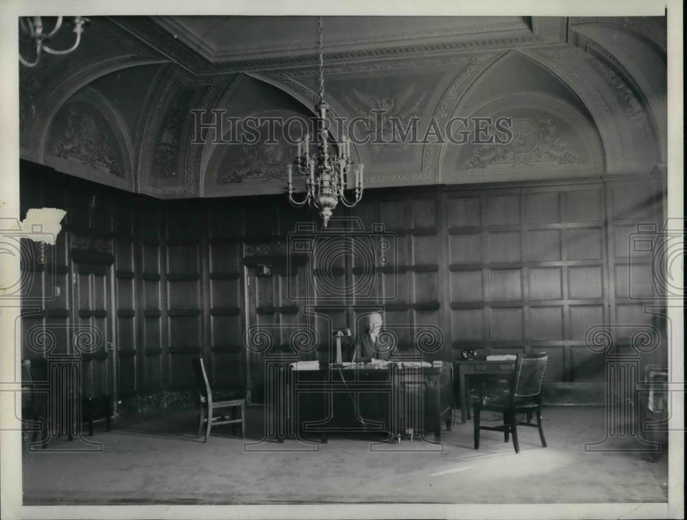 1932 Press Photo Robert Lamont in Commerce Department Building - Historic Images