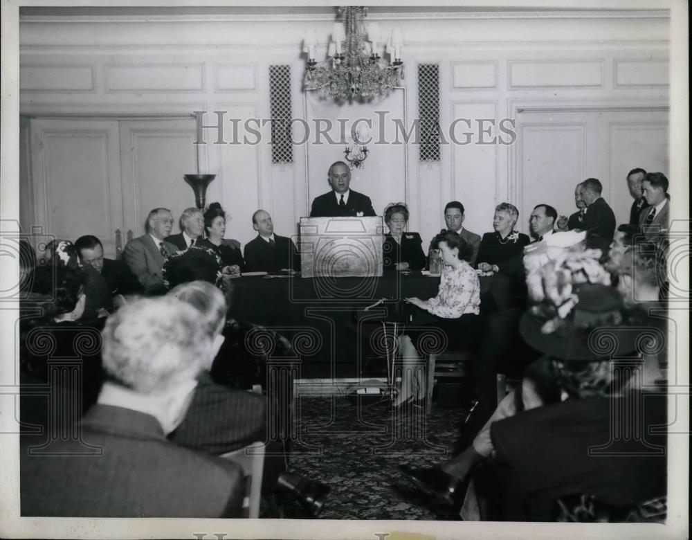 1945 Press Photo Gov.Dwight Green of addresses at GOP Meeting in Chicago. - Historic Images