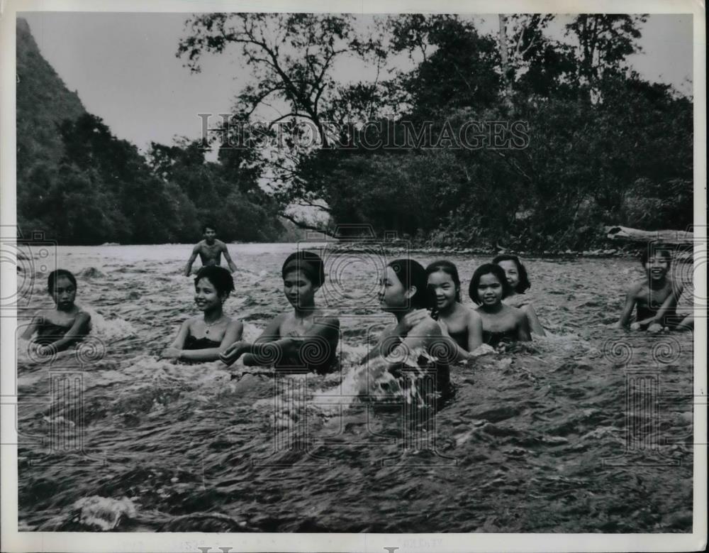 1969 Press Photo Laotian girls bathe in stream at Vientiane - Historic Images