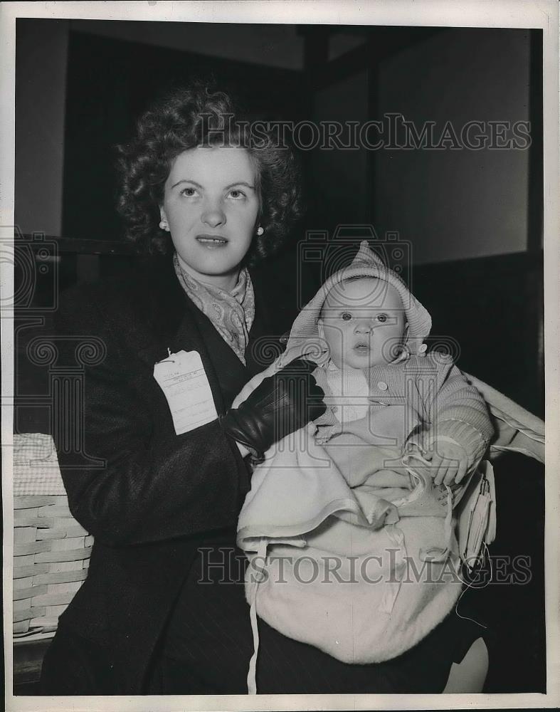 1946 Press Photo Jean Smith, English Wife of Lt. William Smith And Son - Historic Images