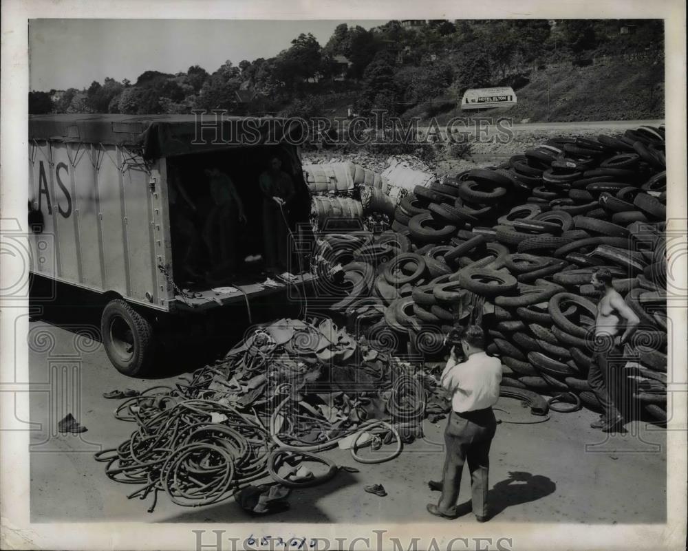 1942 Press Photo Scrap rubber at US Rubber Company - nea66403 - Historic Images