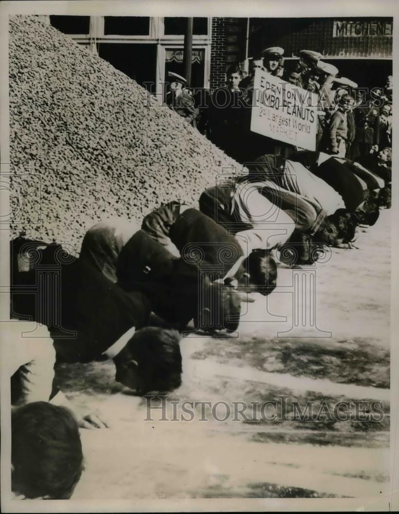 1938 Press Photo Peanut Pushing race North Carolina Peanut market - Historic Images
