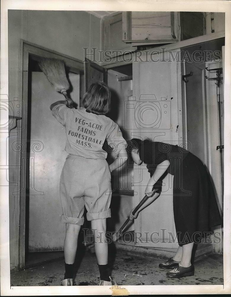 1948 Press Photo Silvia Breed, Marigold Landsdell Berlin Quaker Neighborhood Ctr - Historic Images
