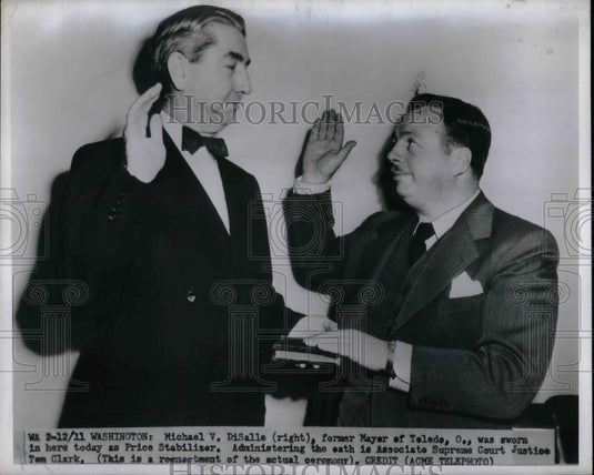 1950 Press Photo Price Stabilizer Michael DiSalle sworn in by Justice Tom Clark - Historic Images