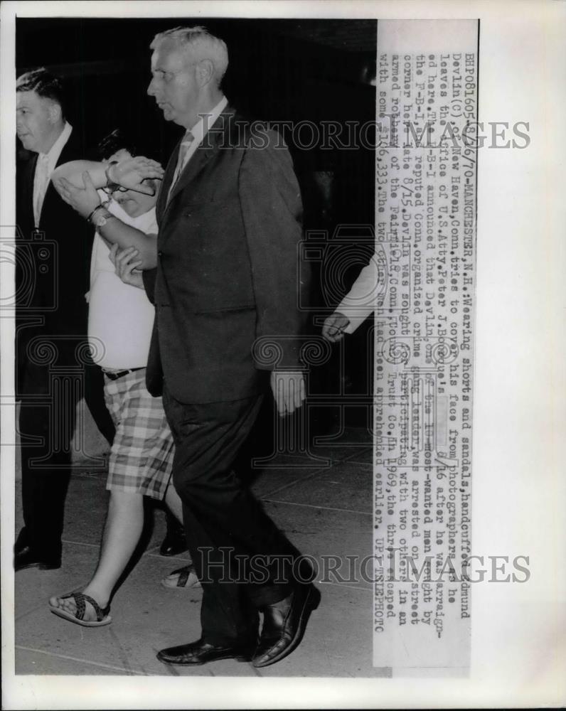 1970 Press Photo Edmund Devlin in custody  of FBI for organized crime - Historic Images