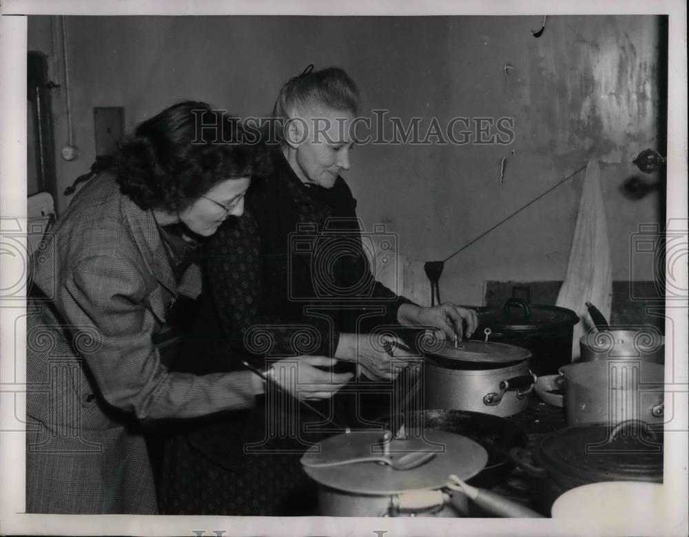 1949 Press Photo S.O. Knudson Sioux Rapids Magie Picard Marcel US Farm Women - Historic Images