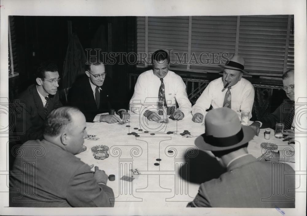 1946 Press Photo Houston, Tx Cards mgr Ed Dyer &amp; friends play cards - nea65752 - Historic Images
