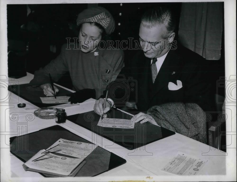 1946 Press Photo Ill. Governor Dwight Green &amp; wife to vote - nea65821 - Historic Images