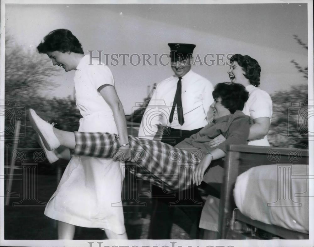 1962 Press Photo Fireman Gumbinger, Nurses Carry Patient, Fire Safety Training - Historic Images