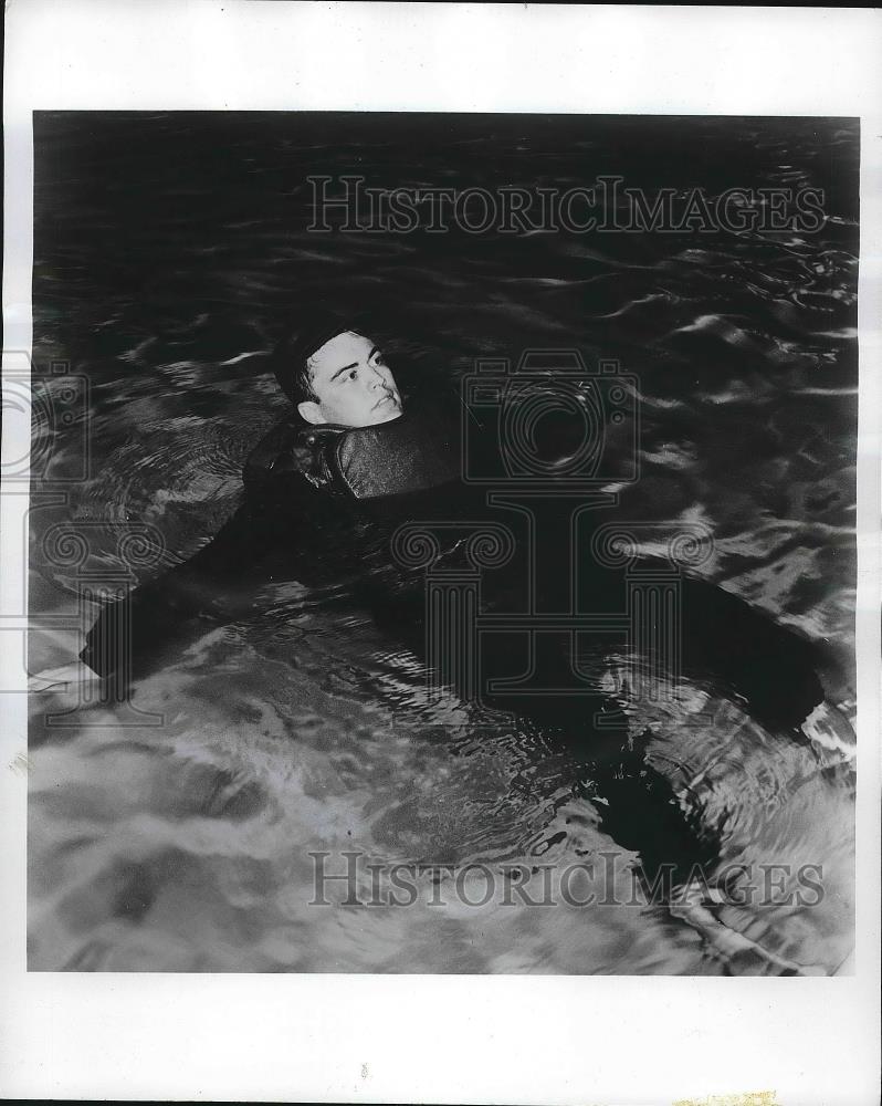 1968 Press Photo Employee demonstrating a floatable armor vest for the U.S. Navy - Historic Images