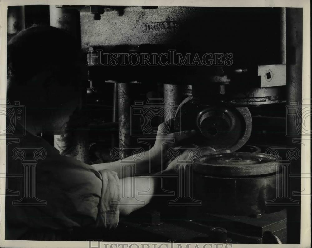 1939 Press Photo Jaws of Hydraulic Moulding press - nea65699 - Historic Images