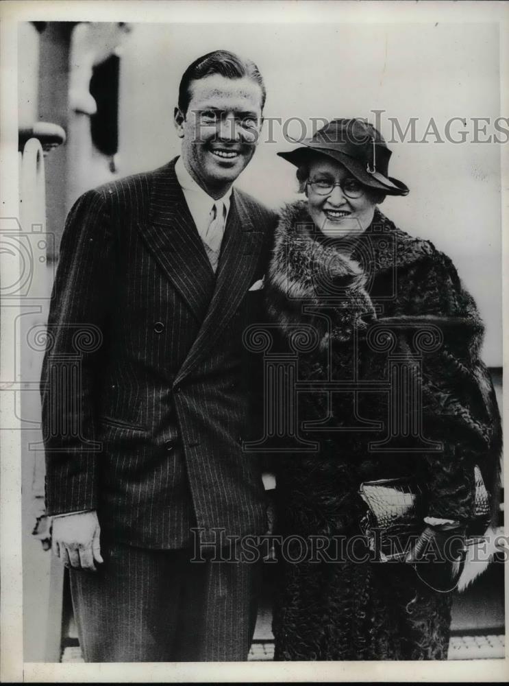 1930 Press Photo Mr. and Mrs. Jack Whiting arrive in England. - Historic Images