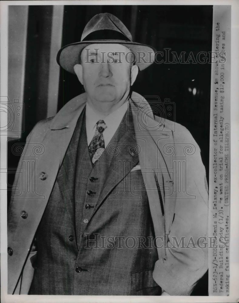 1952 Press Photo Ex IRS collector Denis DeLaney on trail for taking bribes - Historic Images