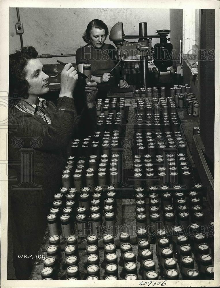 1941 Press Photo Workers in Canadian Factory Waterproofing Cartridges - Historic Images