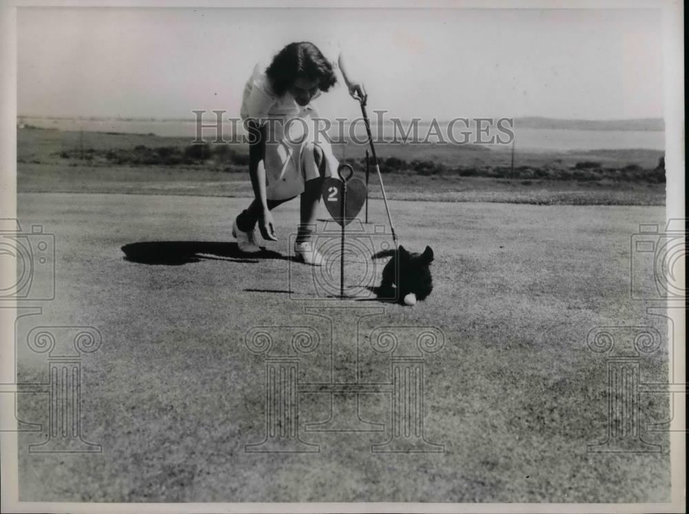 1938 Press Photo Betty WIlson Plays Golf With Her Dig - nea67876 - Historic Images