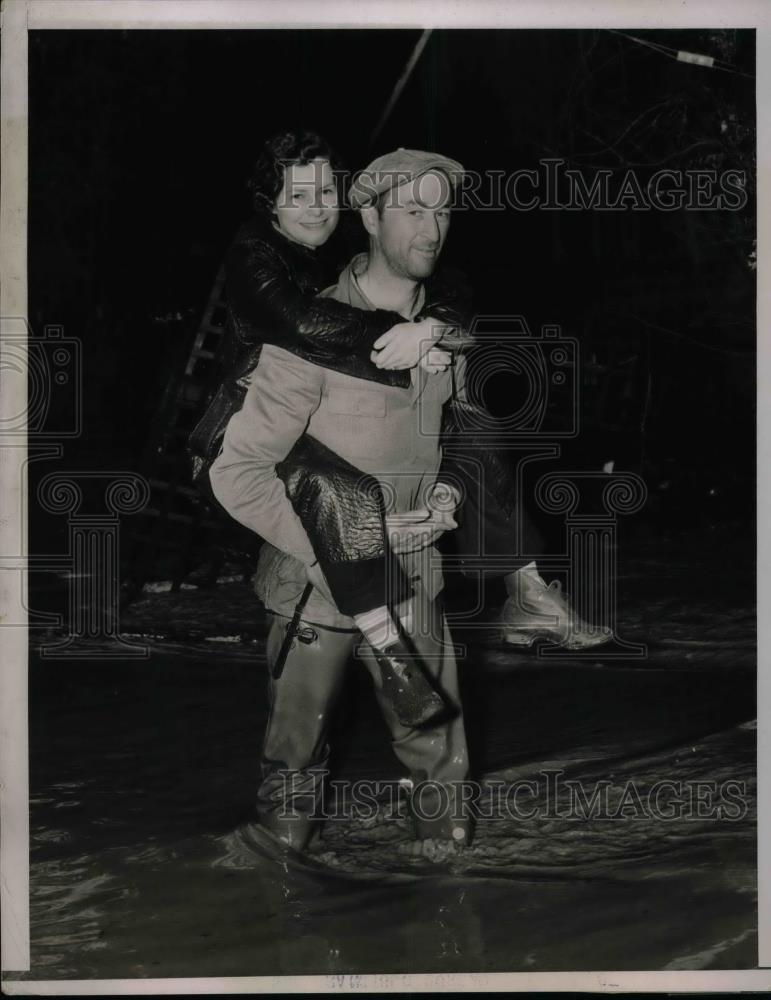 1937 Press Photo Man Carrying Woman to Safety from California Floods - nea64987 - Historic Images