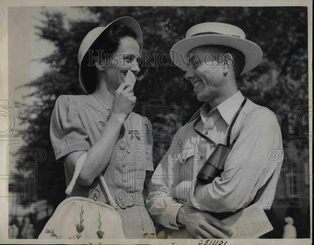 1939 Press Photo Chicago, Ill. Bill Wicks &amp; his wife win at Arlington racetrack - Historic Images