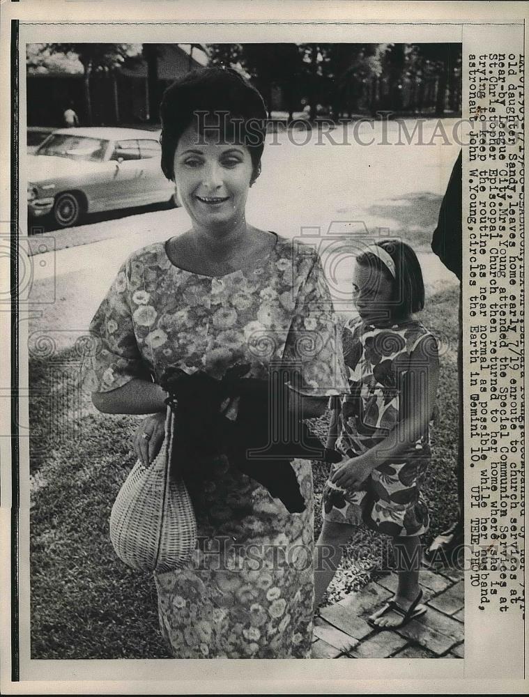 1966 Press Photo Mrs Young at Special Communion Service - nea68432 - Historic Images