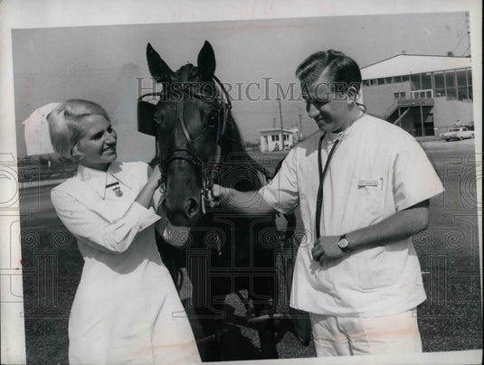 1969 Press Photo Nurse Grace Formica & Dr Luis Burbano & racehorse - nea65781 - Historic Images