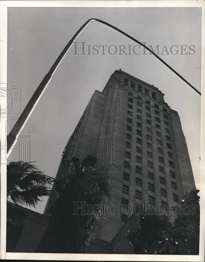 1939 Press Photo Wind Bends Flagpole on Los Angeles City Hall Building - Historic Images