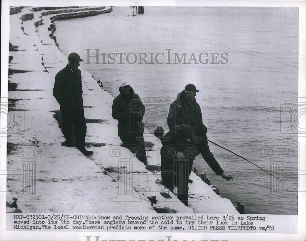 1955 Press Photo Chicago, Ill, anglers along Lake Michigan in the snow - Historic Images