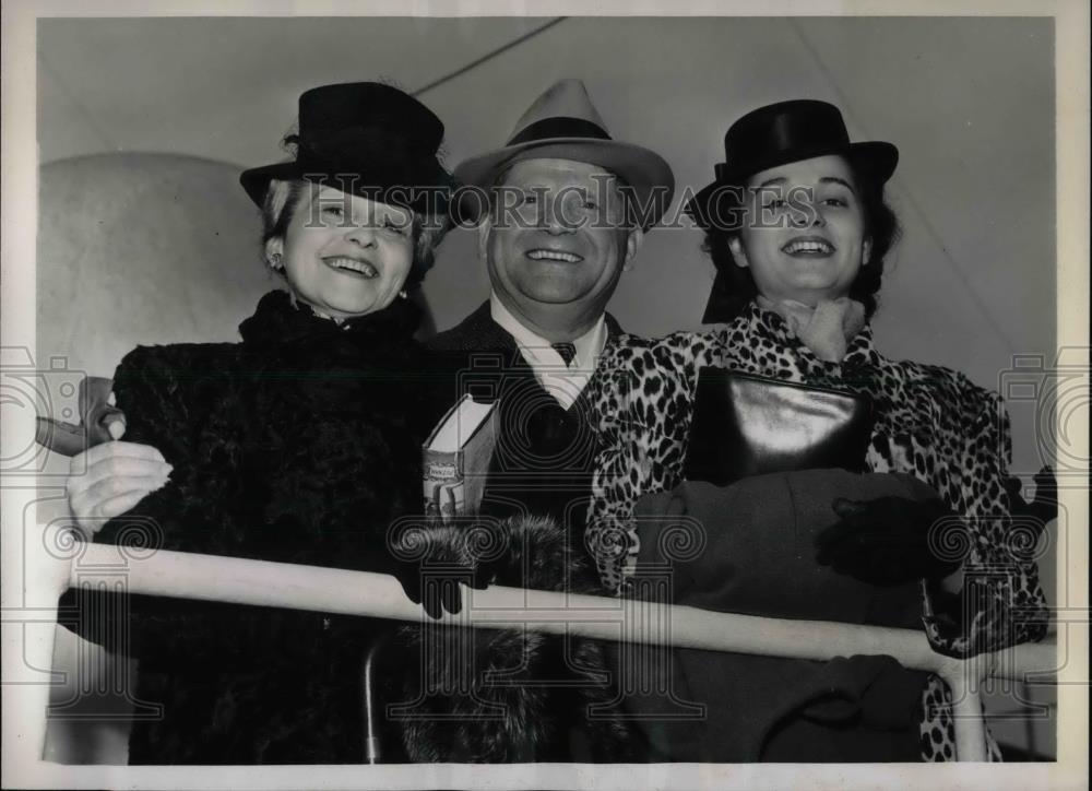 1939 Press Photo Mr., Mrs. H.F. Kremer, US Army, Betty Kremer - nea65498 - Historic Images