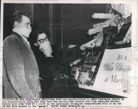1953 Press Photo Mr & Mrs Irving Katz in smoke & haze from weather phenomonon - Historic Images