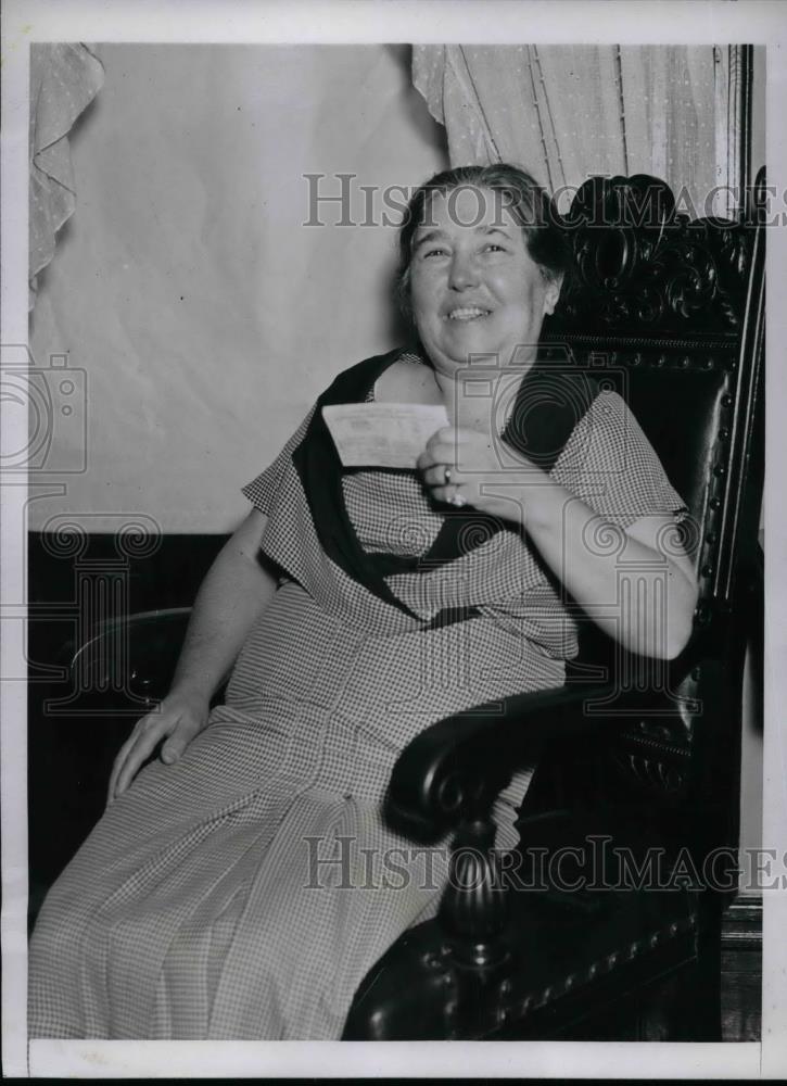 1934 Press Photo Mrs. F. Kovach with Sherbrooke Hotel Dieu Sweepstakes ticket - Historic Images