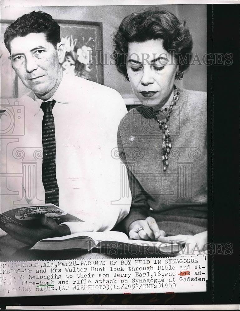 1960 Press Photo Walter Hunt Parents Jerry Earl Fire Bomb Rifle Attack Gadsden - Historic Images