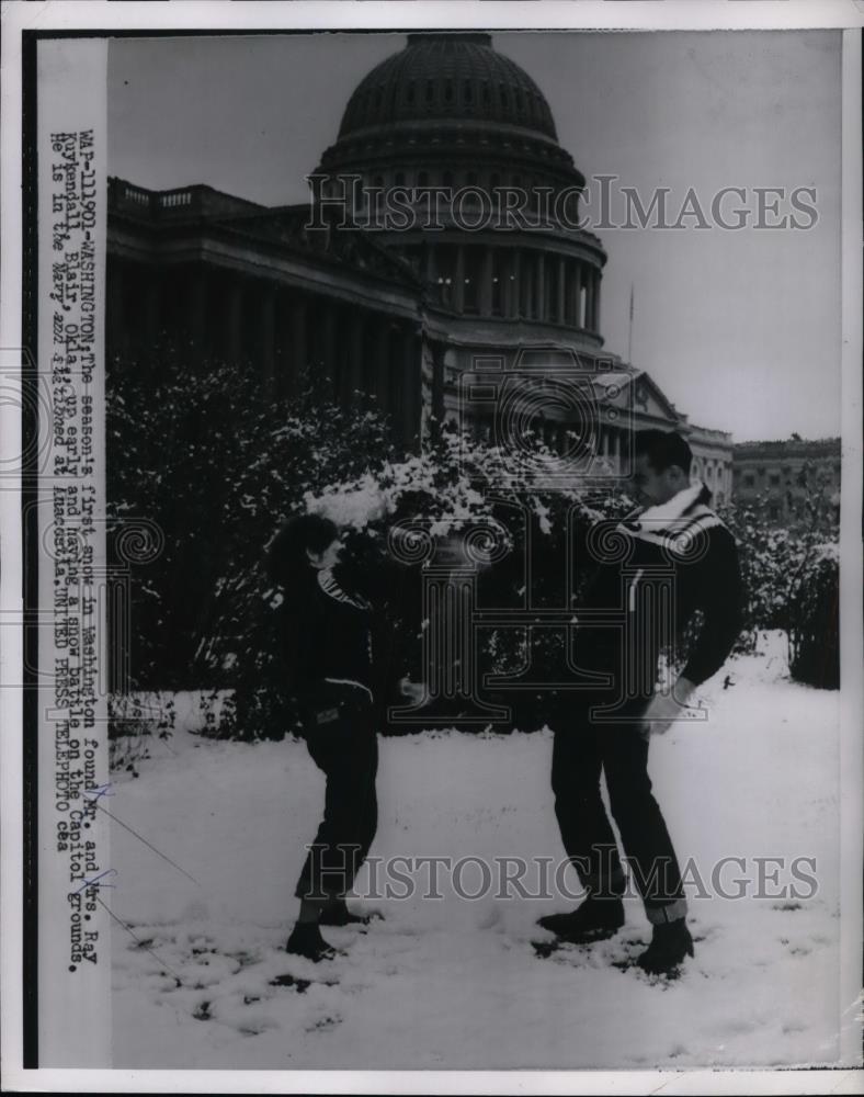 1955 Press Photo Mr. and Mrs. Ray Kuykendall caught in a snow storm in - Historic Images