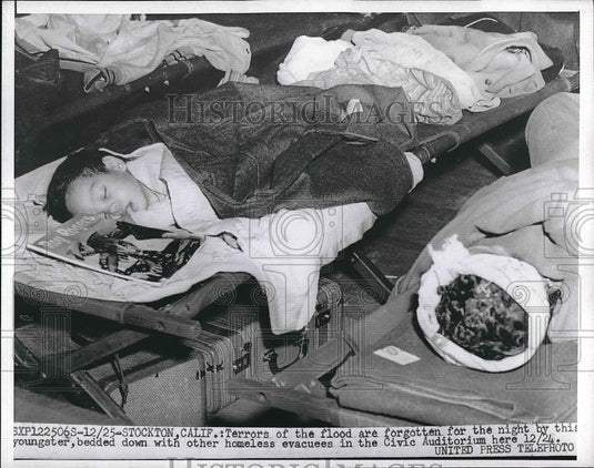 1955 Press Photo Flooding Civic Auditorium Refugees - nea64600 - Historic Images
