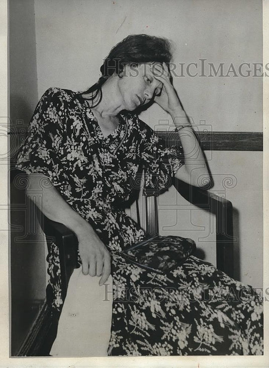 1933 Press Photo Mrs. Mary Hanson Weeping After Being Questioned By Police - Historic Images