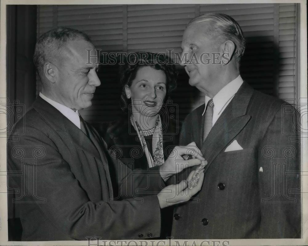 1946 Press Photo Secretary Of War Robert Patterson Pins Medal On John Collyer - Historic Images