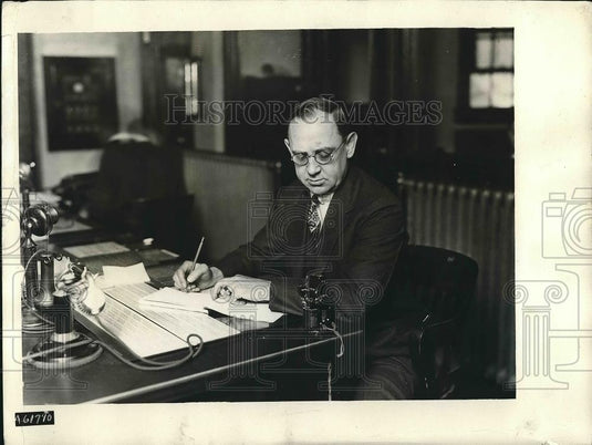 1929 Press Photo The man who counts the cars that pass through the Holland Tunne - Historic Images