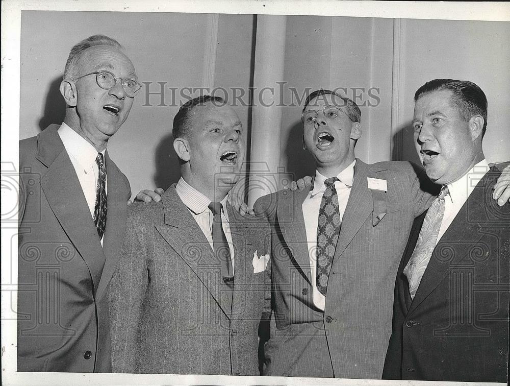 1943 Press Photo Hardware Dealers Quartet Warming Up for Chicago Convention - Historic Images