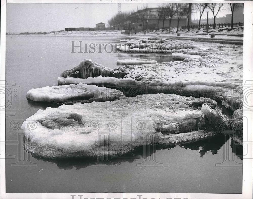 1955 Press Photo Chicago, Ill. winter scene on lake front - nea68214 - Historic Images