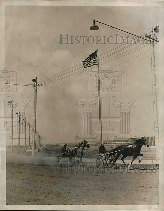 1941 Press Photo trotter "Mexican Girl" & pacer "Lucky Me" working out on track - Historic Images