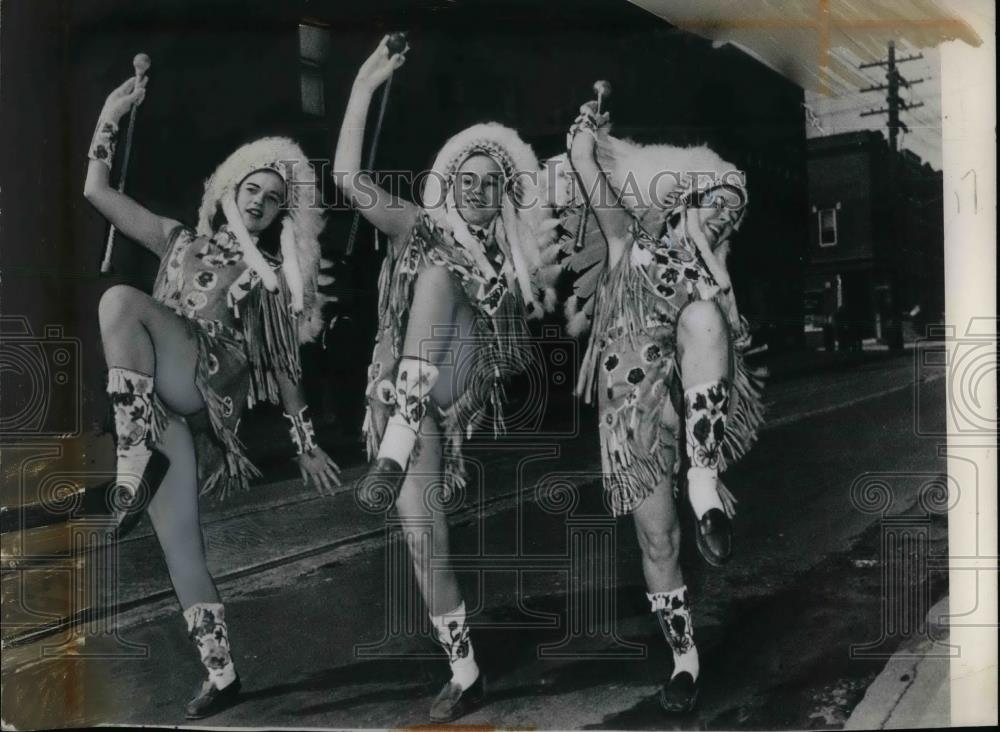 1949 Press Photo Philadelphia, Pa Bev & Bonnie Wareham,Barb Heim in parade - Historic Images