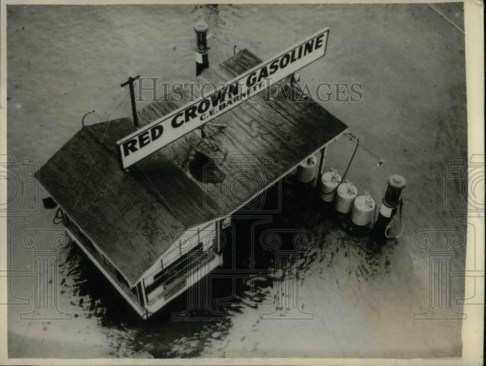 1928 Press Photo Sacramento River Rose Around Red Crown Gasoline Station - Historic Images