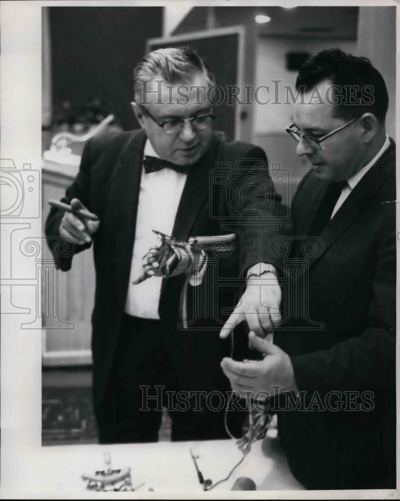 1952 Press Photo Dr.V.F.Pekarek and Dr.John Spur examine a MC Kibbon Muscle. - Historic Images