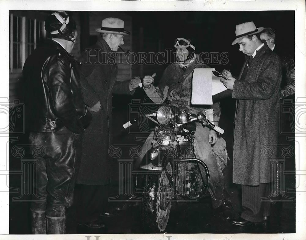 1941 Press Photo Motorcyclist In Snow & Sleet During Run At Finish Line - Historic Images
