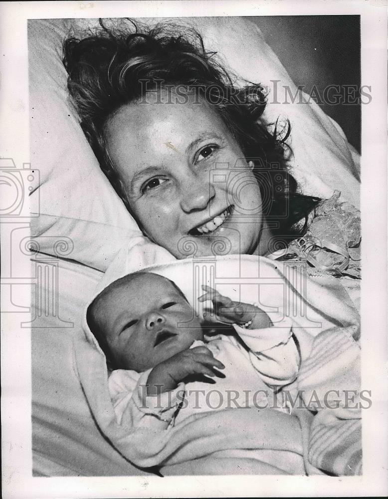 1947 Press Photo Tulsa, Okla, Mrs Corbett Beach &amp;  her new baby - Historic Images